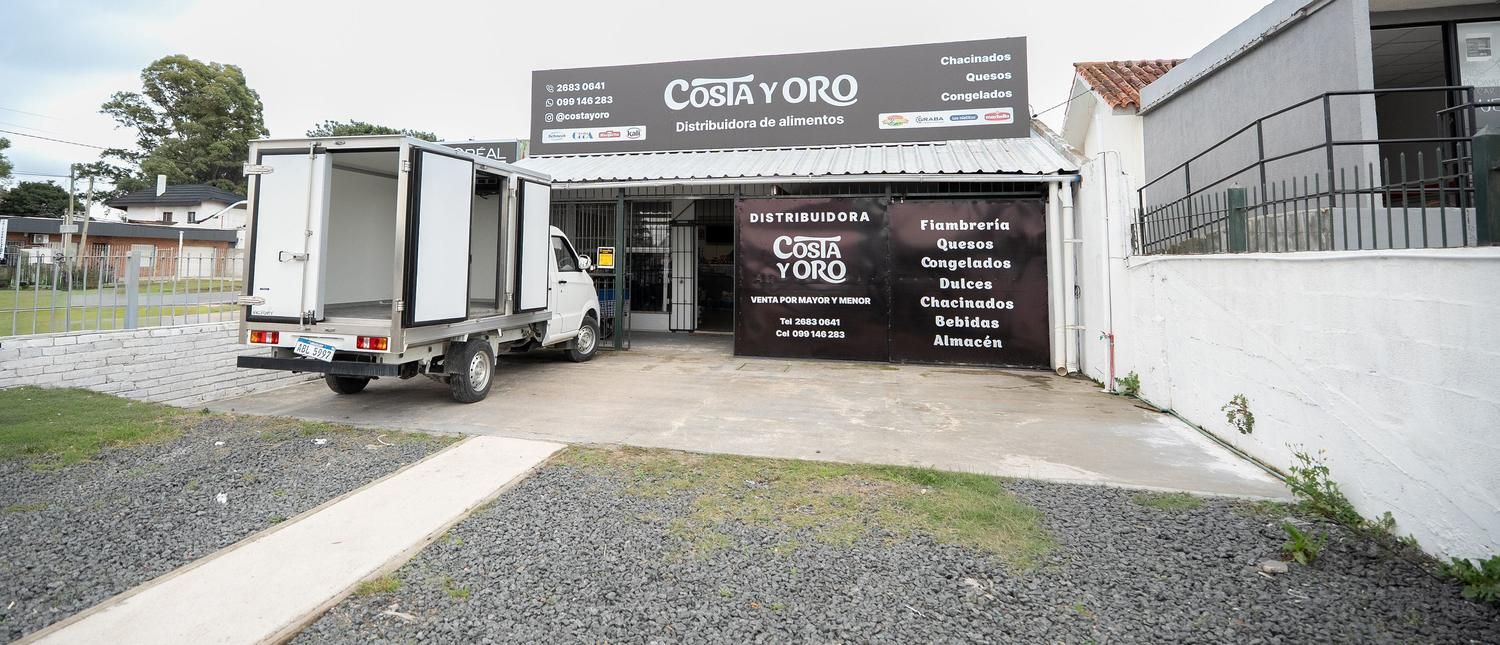 El local de Costa y Oro en Lagomar con el camión refrigerado en la puerta
